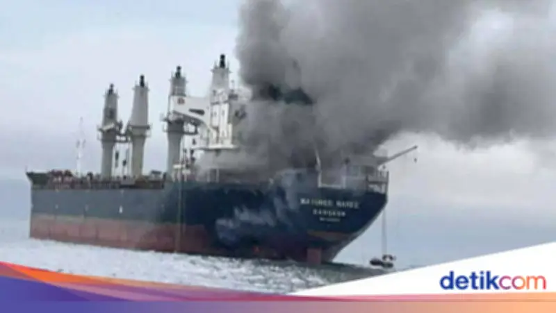 Iran Tembaki Kapal Dagang di Selat Hormuz, Jalur Minyak Global Terancam