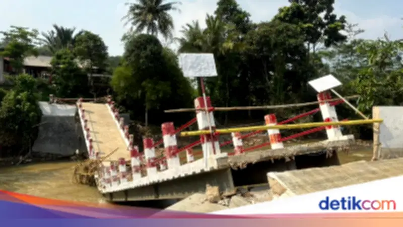 Jembatan Penghubung Desa di Bogor Ambruk Diterjang Debit Sungai Meningkat