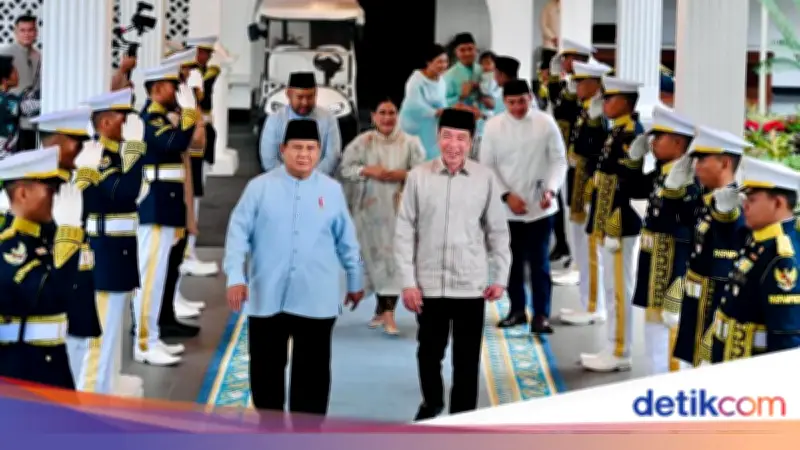 Jokowi Tegaskan Hanya Silaturahmi Saat Hadir di Open House Prabowo di Istana