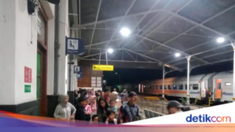 KA Siliwangi Tertahan di Cianjur Akibat Banjir Rendam Rel Kereta