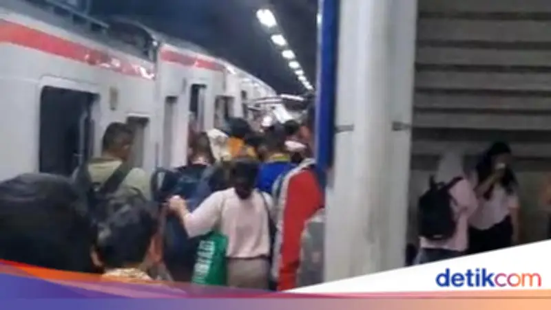 KAI Ungkap KRL Tertemper Taksi Sebelum KA Argo Bromo Tabrak KRL di Bekasi