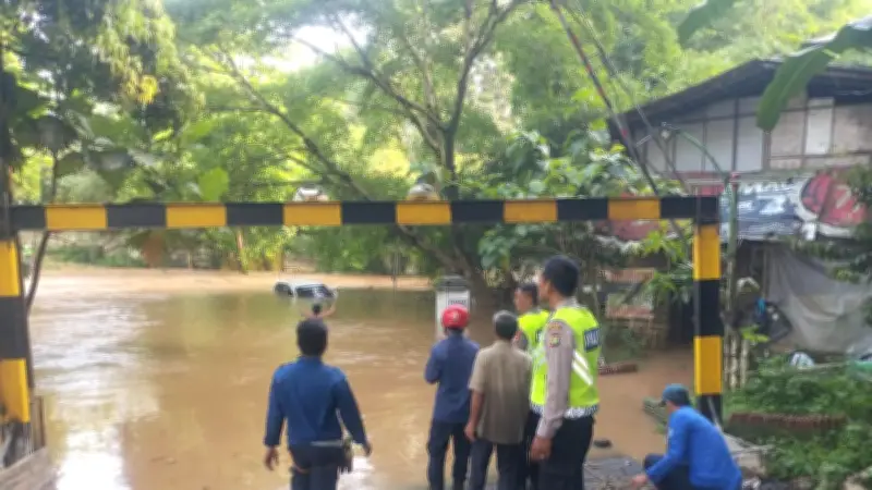 Kali Pesanggrahan Meluap, Mobil Terendam dan Jalan Penghubung Depok-Tangsel Terputus