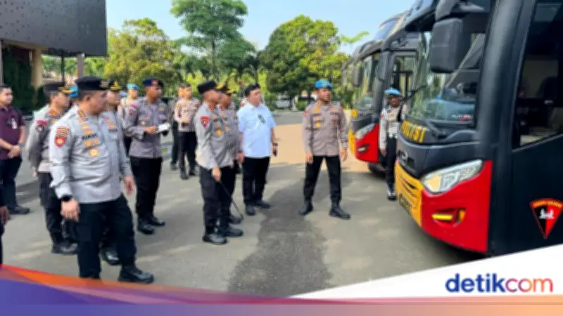 Kapolda Banten Cek Bus Pengamanan May Day, Minta Anggota Humanis