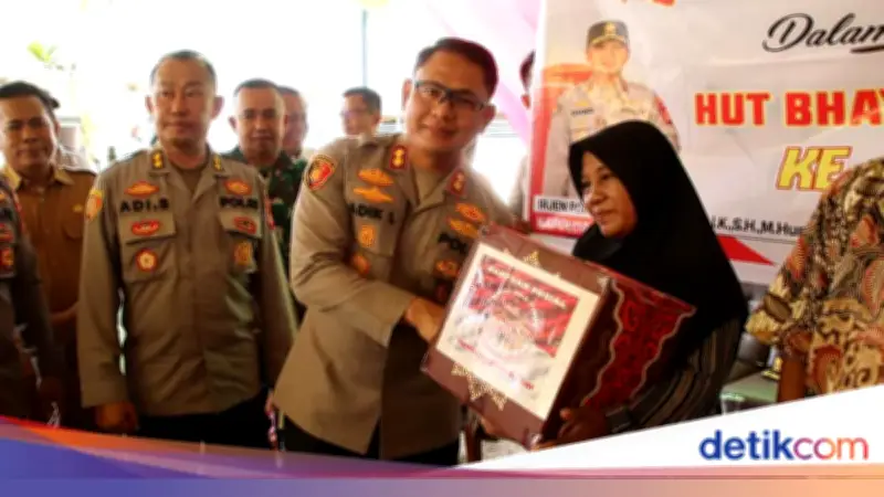 Kapolda Sumsel Berikan Rumah Layak Huni untuk Dua Petani Lansia di OKU Timur