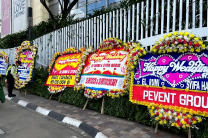 Karangan Bunga Meriahkan Pernikahan El Rumi dan Syifa Hadju di Raffles Jakarta