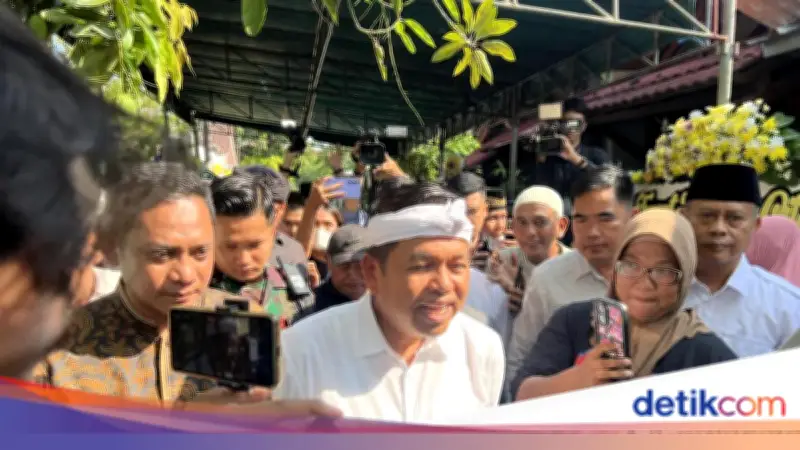 KDM Melayat ke Rumah Duka Karyawati KompasTV Korban Kecelakaan Kereta Bekasi