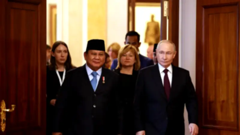 Keakraban Prabowo dan Putin di Kremlin: Tukar Cinderamata hingga Antar Keberangkatan