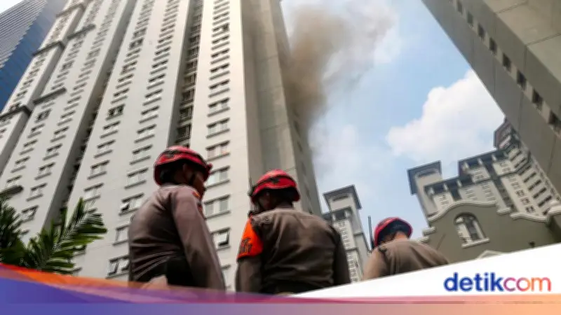 Kebakaran Apartemen di Jakbar, Penghuni Dievakuasi, 20 Orang Dilarikan ke RS