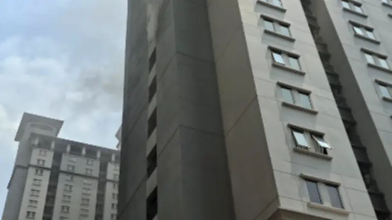 Kebakaran Apartemen Mediterania Jakbar: 4 Jam, 18 Terjebak, Sejumlah Korban Dilarikan ke RS
