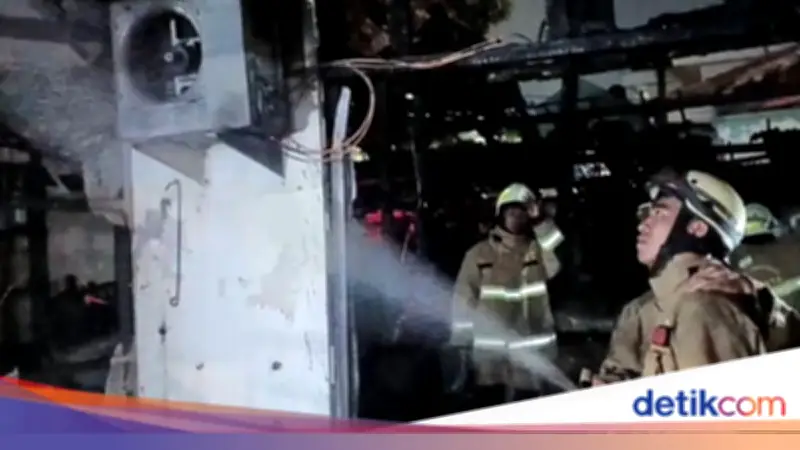 Kebakaran Hanguskan 4 Kios di Pulogebang Jakarta Timur, 13 Unit Damkar Dikerahkan