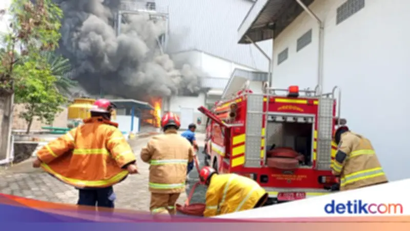 Kebakaran Pabrik di Bekasi, Asap Hitam Membubung dari Mesin Produksi