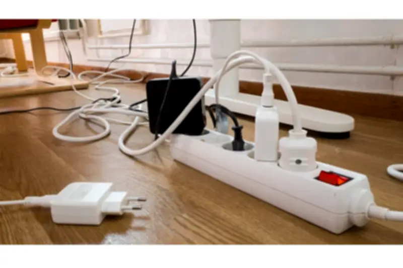 Kebiasaan Meninggalkan Charger di Stop Kontak: Bahaya dan Dampaknya