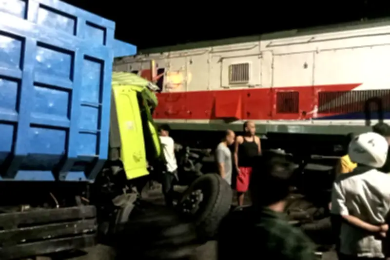 Kecelakaan di Blitar: Truk Pasir Tertabrak KA Dhoho, Lokomotif Rusak