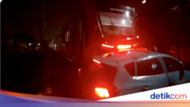 Kecelakaan Kereta di Bekasi: Green SM Buka Suara soal Taksi Tertemper KRL