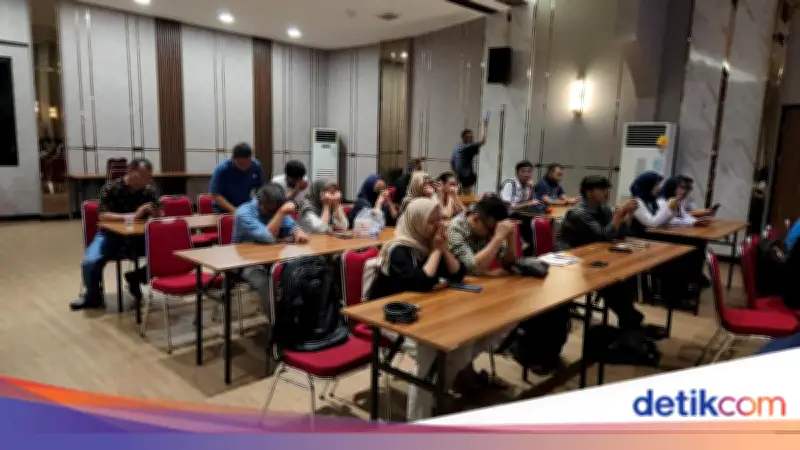 Keluarga Korban Kecelakaan Kereta di Bekasi Terus Berharap dan Berupaya Mencari Anggota Keluarga