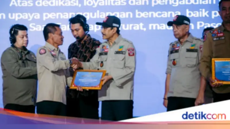 Kemensos Peringati 22 Tahun Tagana, Gus Ipul Serahkan Penghargaan
