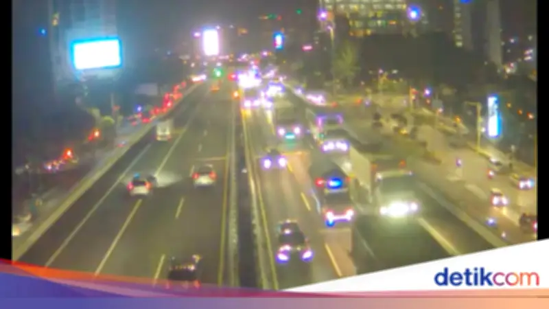 Kepadatan Kendaraan di Tol Jakarta Masih Terjadi Jelang Tengah Malam