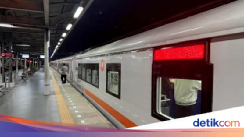 Kereta Purwojaya Tertahan 2 Jam di Jatinegara, Penumpang Ditawari Refund Tiket