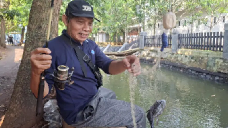 Kesal Tak Dapat Gurame, Pemancing Banting Ikan Sapu-Sapu di Setu Babakan