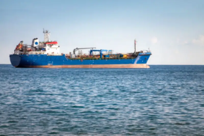 Ketegangan Hormuz: Iran Longgarkan Penutupan Selat, Harga Minyak Global Bergejolak
