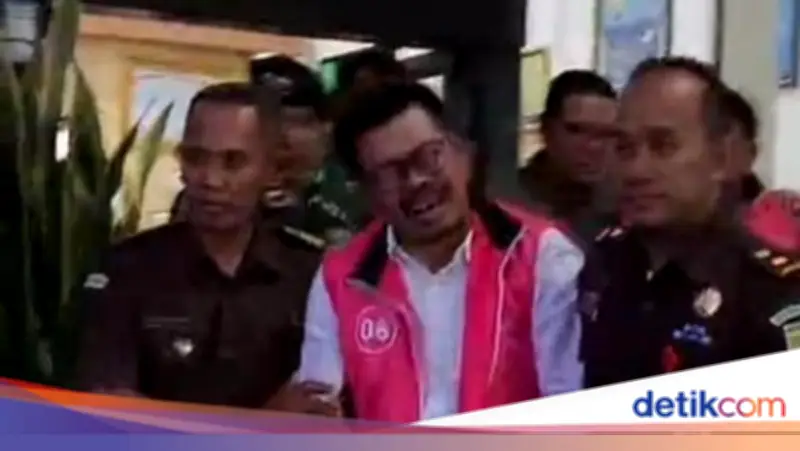 Ketua DPRD Magetan Suratno Tersangka Korupsi Rp242 M, Menangis Saat Ditahan