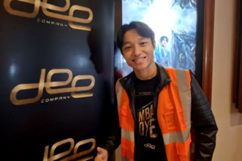 Kiesha Alvaro Belajar Mengoperasikan Ekskavator untuk Film Tumbal Proyek