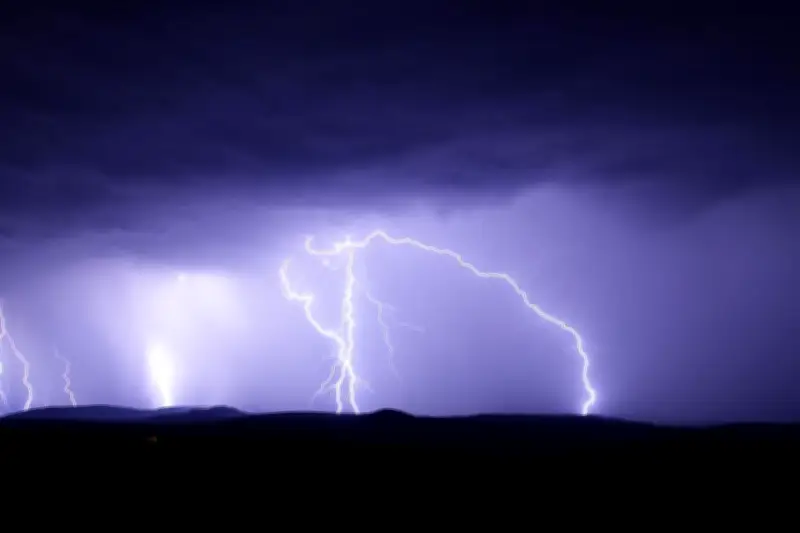 Kilat Nyambar Ponsel Saat Hujan Deras, Warganet Heboh di Media Sosial