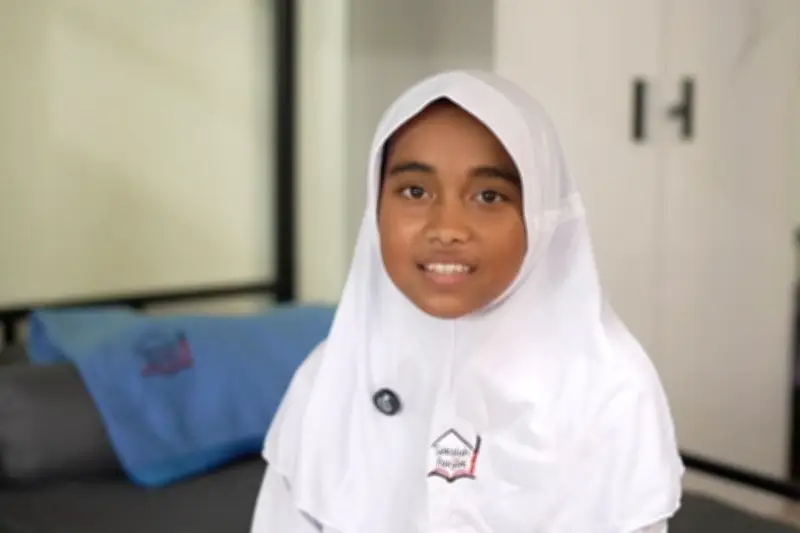Kisah Raisa: Dari Orang Tua Cerai Tak Bisa Biayai Sekolah, Kini Jadi Murid Berprestasi
