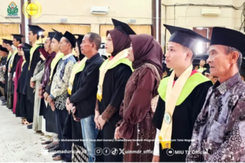 Kisah Romli, Anak Petani yang Pernah Kesulitan Bayar UKT Kini Jadi Wisudawan
