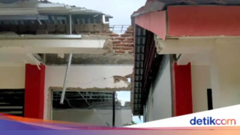 Kondisi Darurat Pendidikan di Pandeglang: Siswa SD Belajar di Dapur 4 Bulan