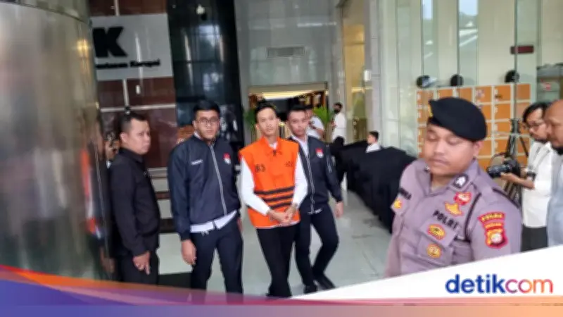 KPK Tahan Ajudan Gubernur Riau Kasus 'Jatah Preman' Taufiq Syarifudin