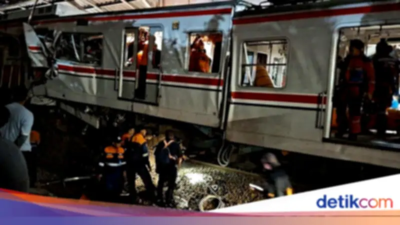 KRL di Bekasi Dipotong untuk Evakuasi Penumpang Terjepit, Fokus Gerbong Wanita