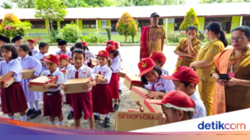 Legislator Gerindra Salurkan Bantuan Sepatu untuk Siswa di Samosir