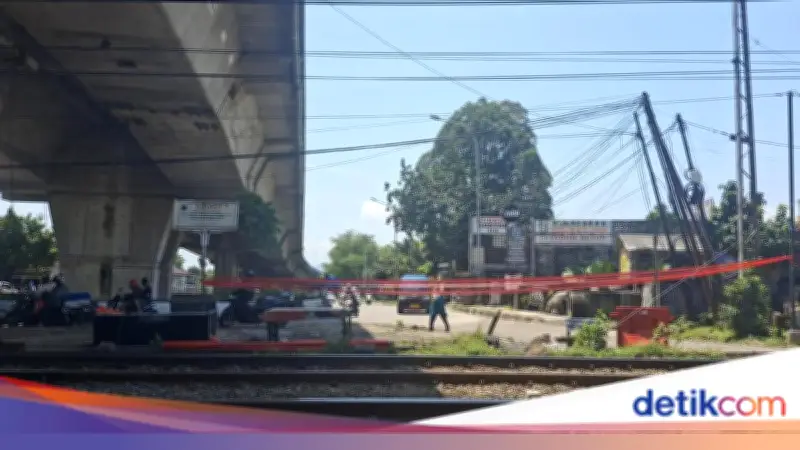 Lokasi Kecelakaan Mobil Tertemper KRL di Bogor Kini Dipasangi Garis Merah Larangan