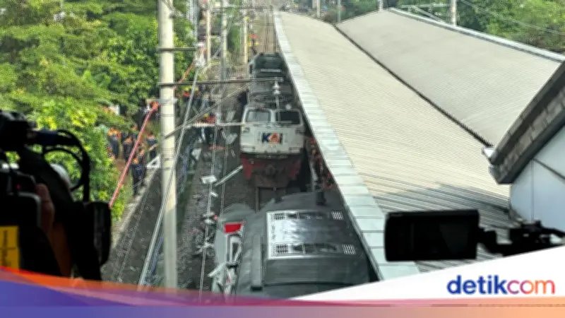 Lokomotif Tabrak KRL di Bekasi Berhasil Dilepas, 7 Tewas