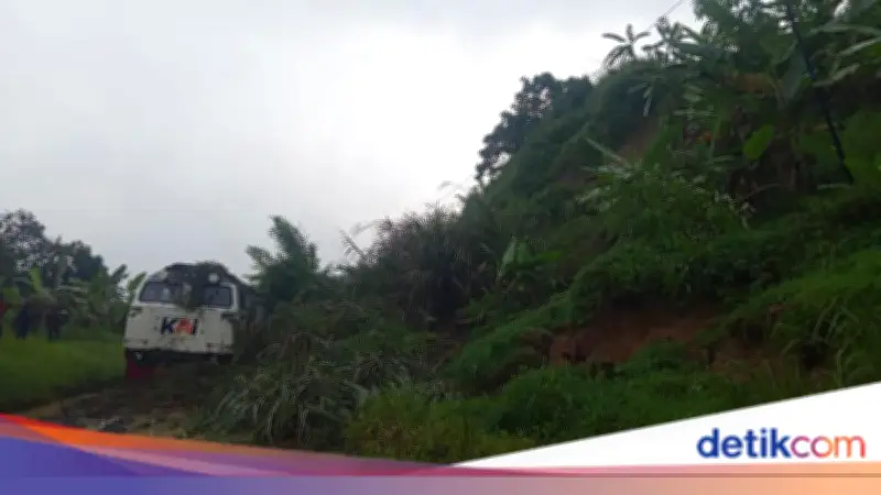 Longsor di Bandung Barat Hentikan Perjalanan KA Ciremai di Jalur Maswati-Sasaksaat