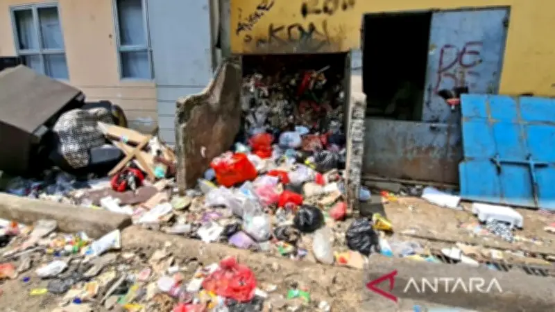 Lubang Sampah Rusunawa Tambora Tersumbat hingga Lantai 6 Akibat Dampak Pembatasan Bantargebang