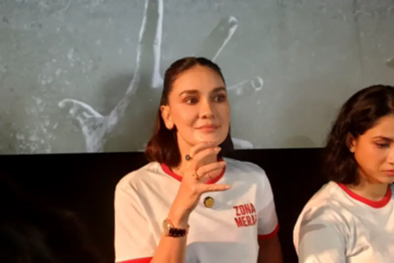 Luna Maya Rayakan Lebaran di Atas Kapal Pinisi Raja Ampat Bersama Suami