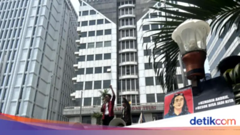Mahasiswa Gelar Aksi di MK, Tuntut Kasus Andrie Yunus Diadili di Peradilan Umum
