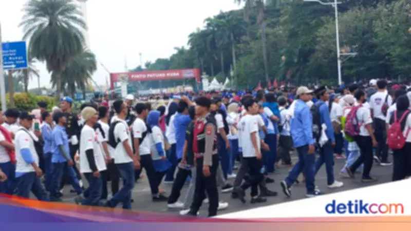 Massa Buruh Padati Monas Saat May Day, Lalin Macet Parah