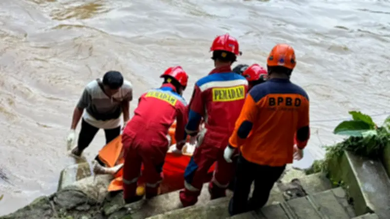Mayat Pria Tanpa Identitas Ditemukan Mengapung di Kali Ciliwung Jagakarsa