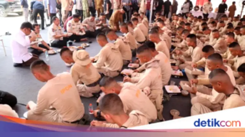 Mendagri Tito Karnavian Makan Siang Sederhana Bersama Praja IPDN di Aceh Tamiang