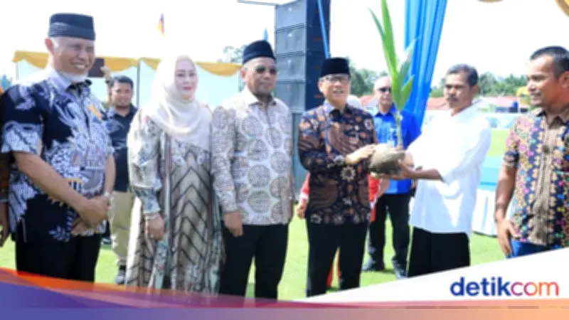 Mendes Serahkan 4 Juta Bibit Kelapa dan Pinang untuk Investasi Jangka Panjang di Sumbar