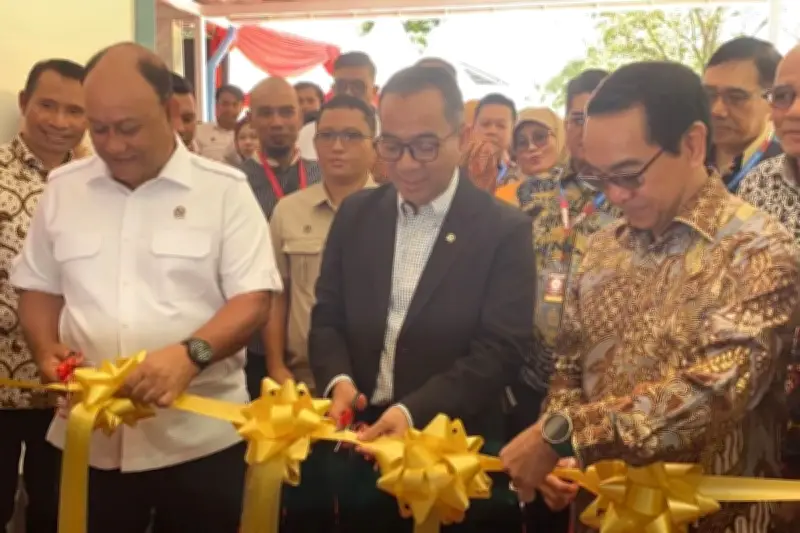 Mendikti dan Kepala BGN Resmikan SPPG Unhas Pertama di PTN