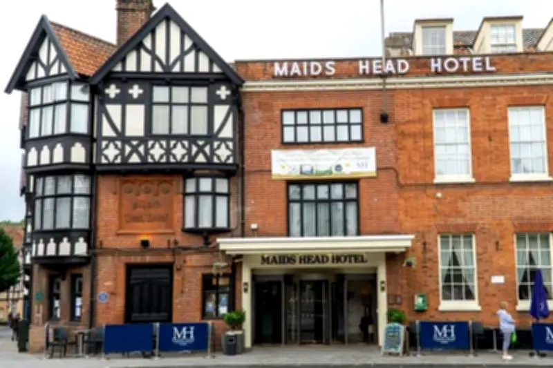 Menginap di Hotel Bersejarah, Pengalaman Unik yang Terlupakan