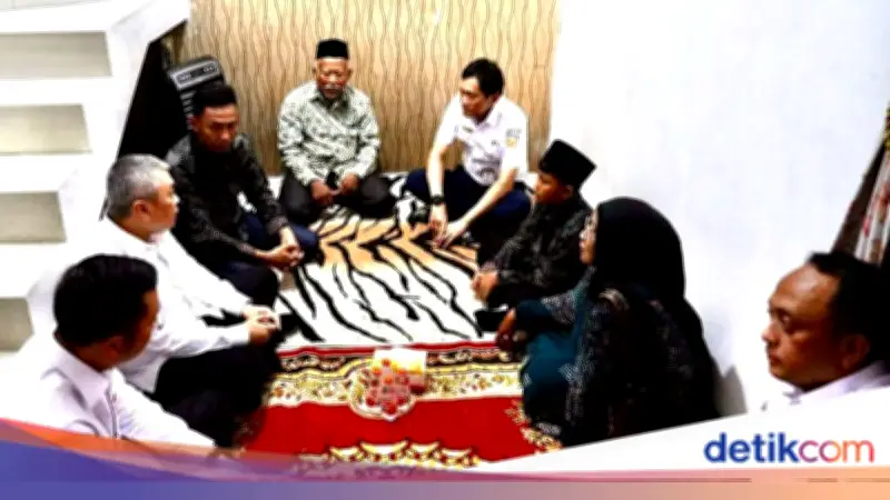 Menhub dan Dirut KAI Takziah ke Rumah Korban Kecelakaan KA di Bekasi