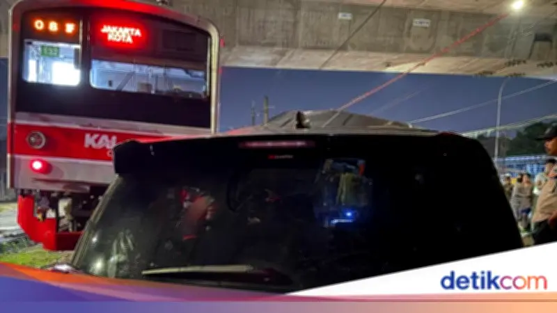 Minibus Ringsek Terserempet KRL di Bogor, Pengemudi Kabur dan Dicari Polisi
