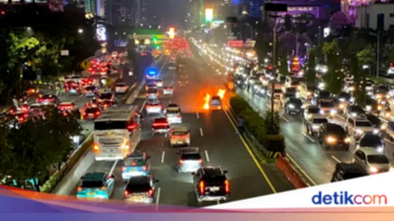 Mobil Terbakar di Tol Dalam Kota, Lalin Arah Cawang Macet Parah