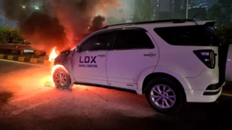 Mobil Terios Terbakar di Tol Dalam Kota, Damkar Turun Tangan