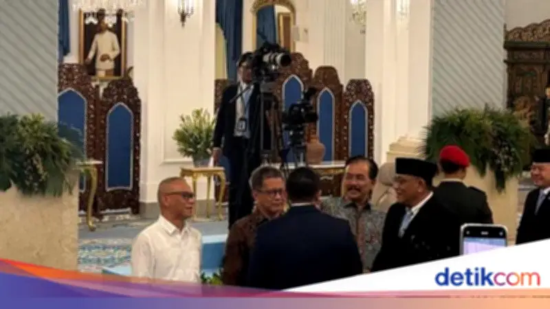 Momen Akrab Seskab Teddy Bersama Rocky Gerung dan Syahganda di Istana